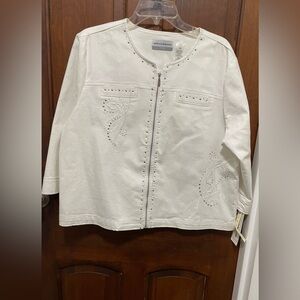Alfred Dunner women’s Denim stretch white Jean Jacket. Size petite 16 .